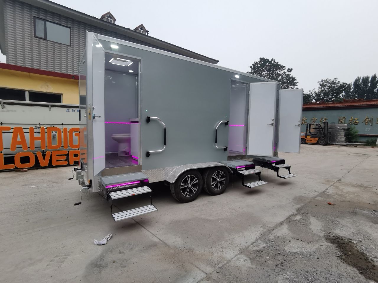 3 STALL RESTROOM TRAILER - Image 3